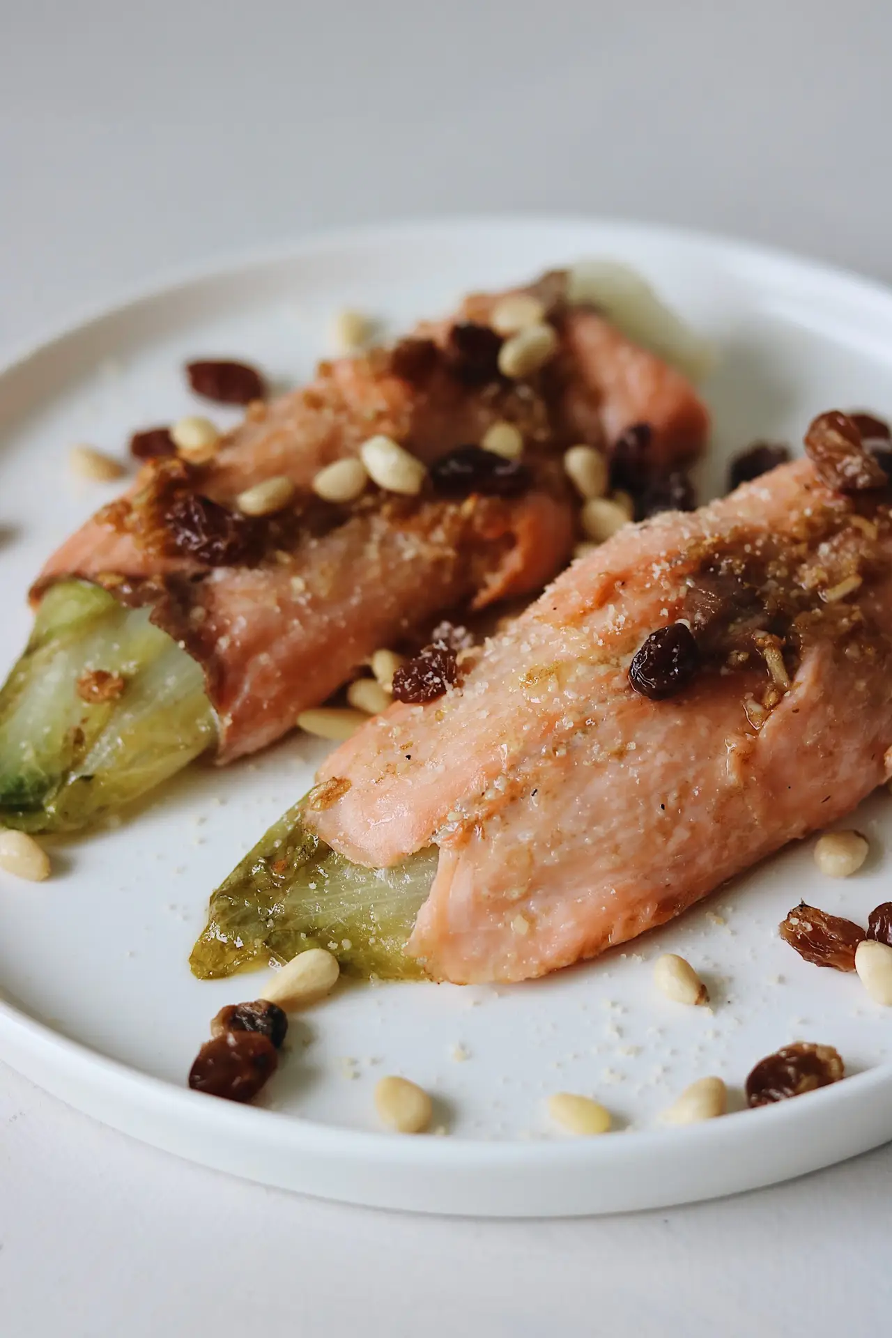 Gesmoorde witlof met zalm en rozijnen