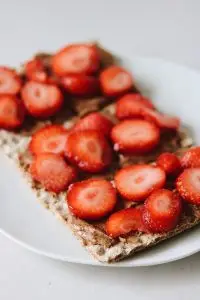 Meerzaden crackers met notenpasta en aardbei recept van Dokter Tamara