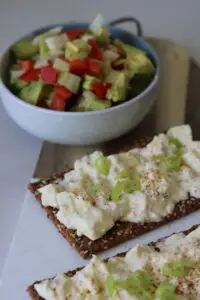 Crackers met eiersalade en avocadosalade recept van Dokter Tamara