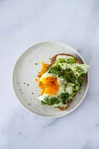 Pesto eggs recept van Dokter Tamara