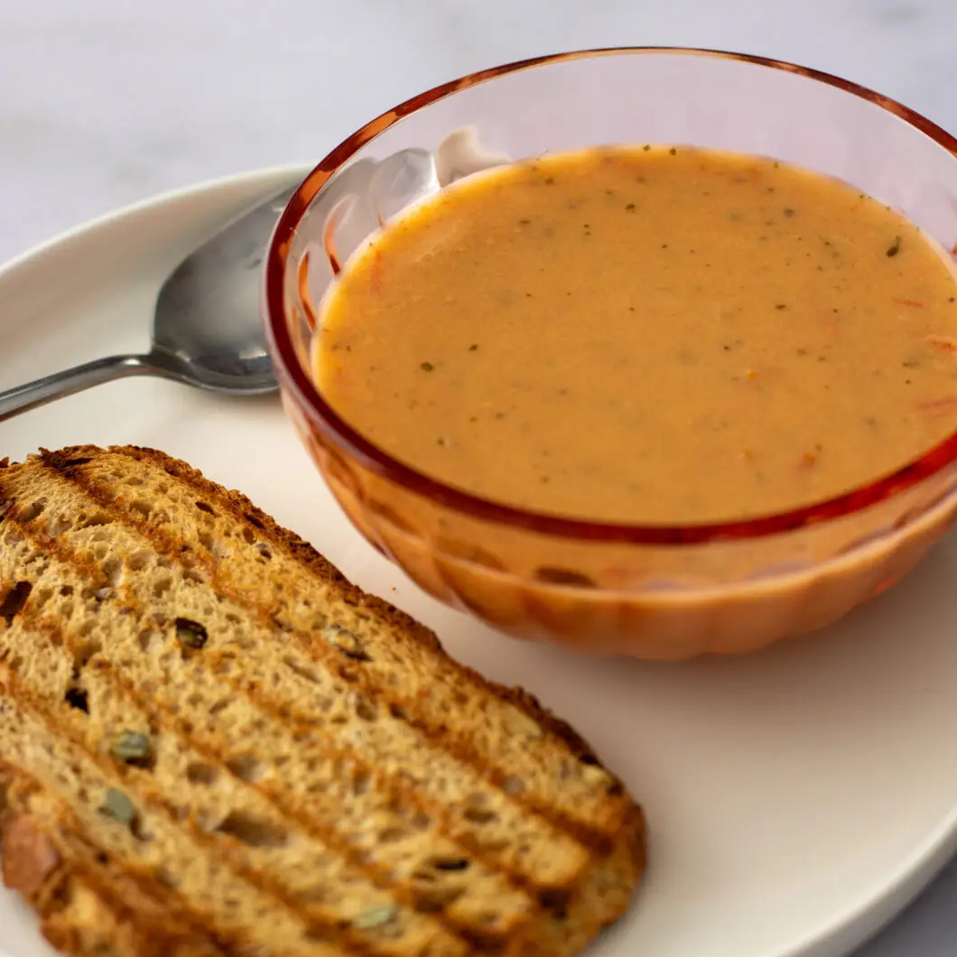 Romige tomatensoep met geroosterd brood