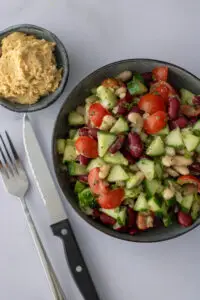 Bonensalade met hummus recept van Dokter Tamara