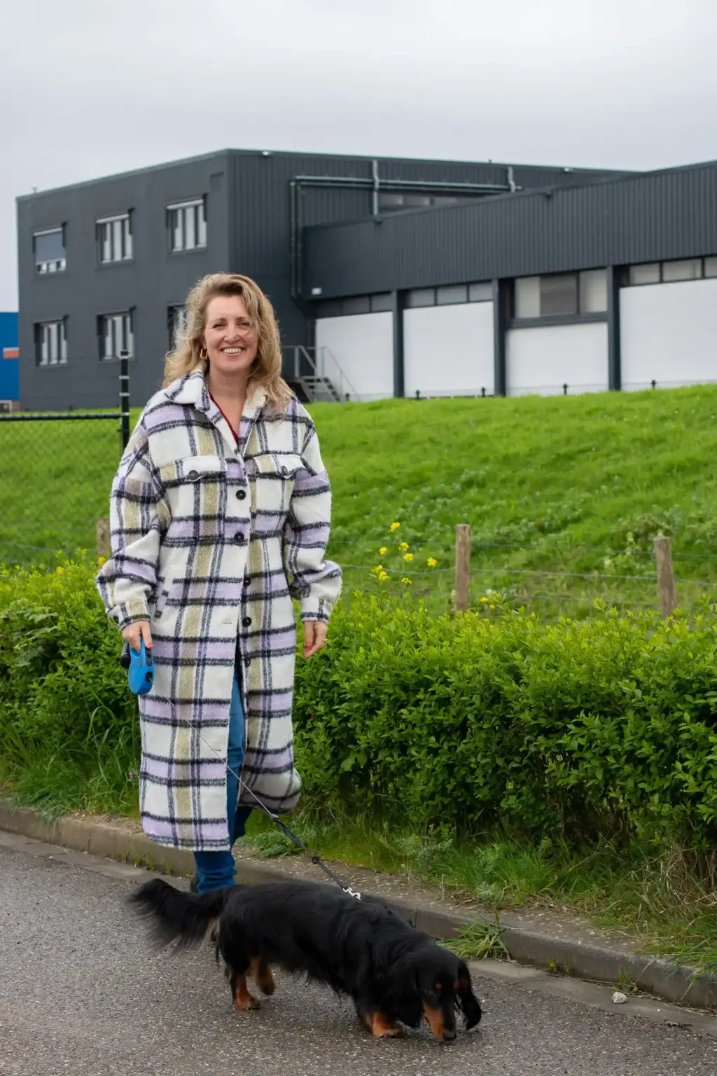 Dokter Tamara loopt buiten met haar teckel.