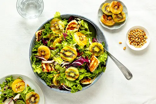 Salade met halloumi en kiwi