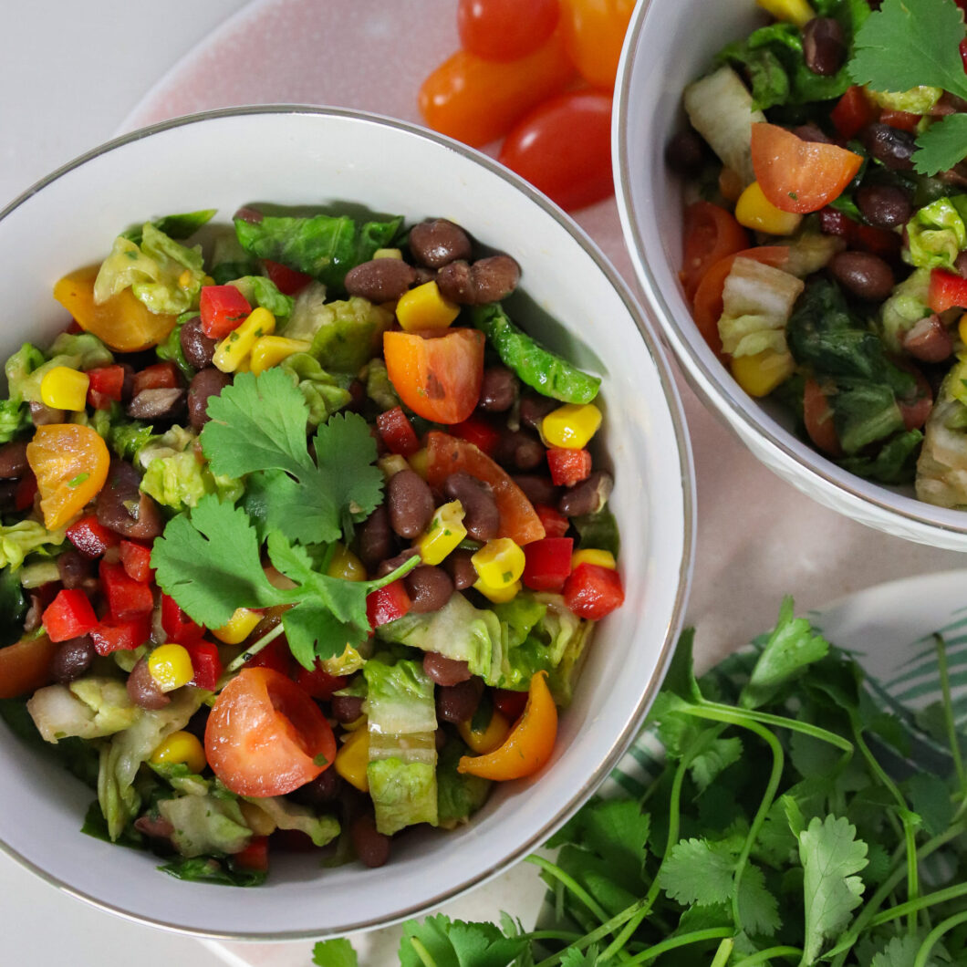 Tomaten en zwarte bonen salade