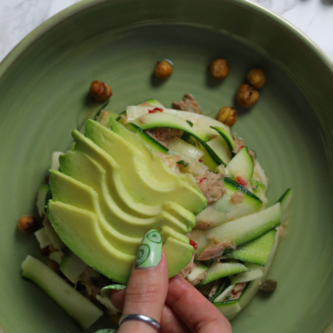 Salade met tonijn, courgette en gekruide kikkererwten