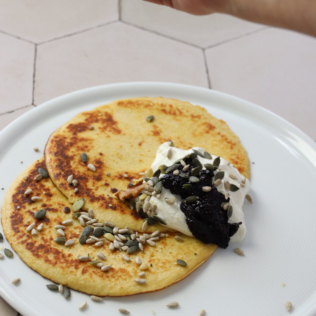 Pannenkoeken met yoghurt en blauwe bessen