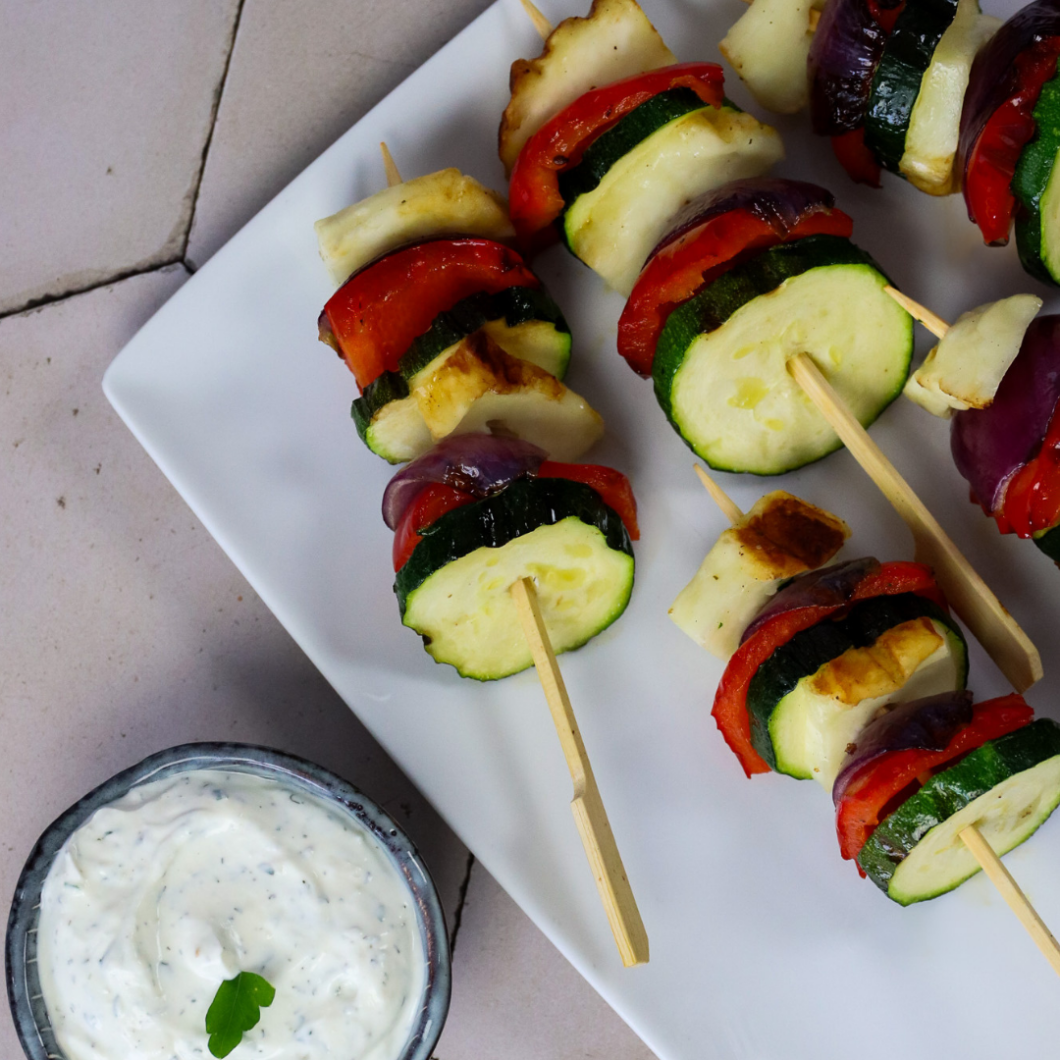 Gegrilde groentespiesjes met halloumi en frisse yoghurtdip