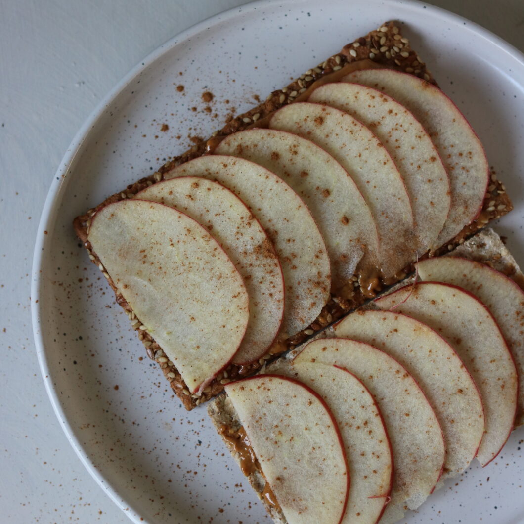 Crackers met notenpasta en appel