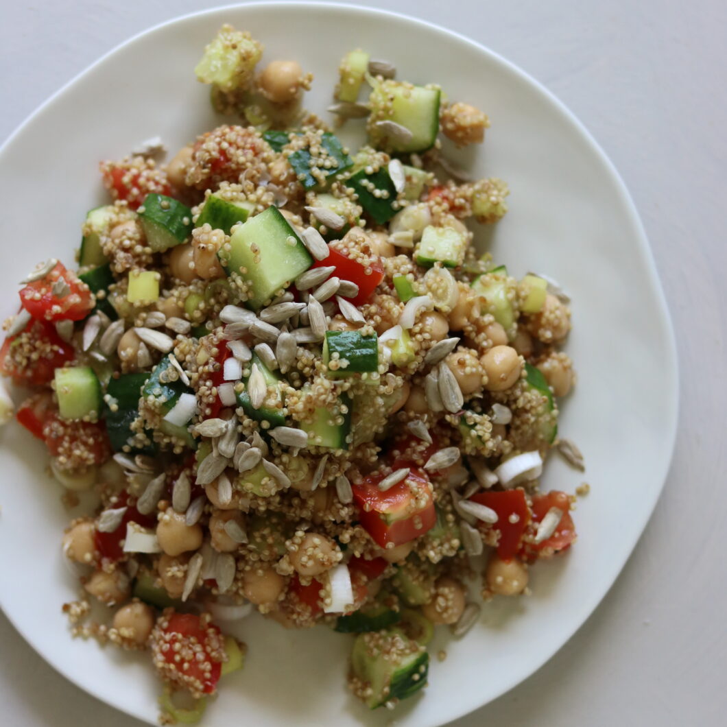 Quinoa- en kikkererwtensalade