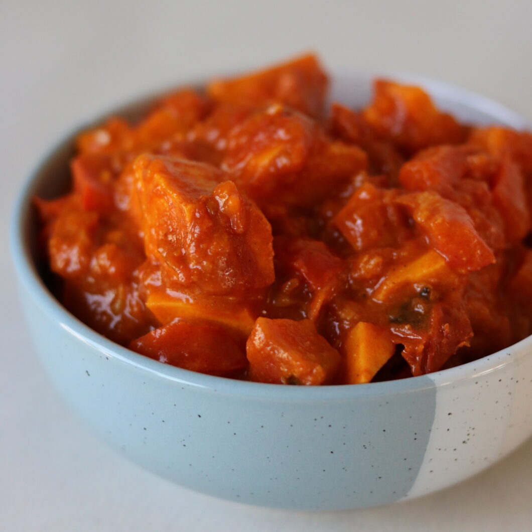 Zoete aardappel en kikkererwten curry met frisse rauwkostsalade