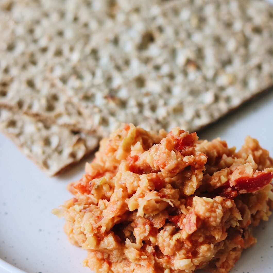 Kikkererwten salade op crackers