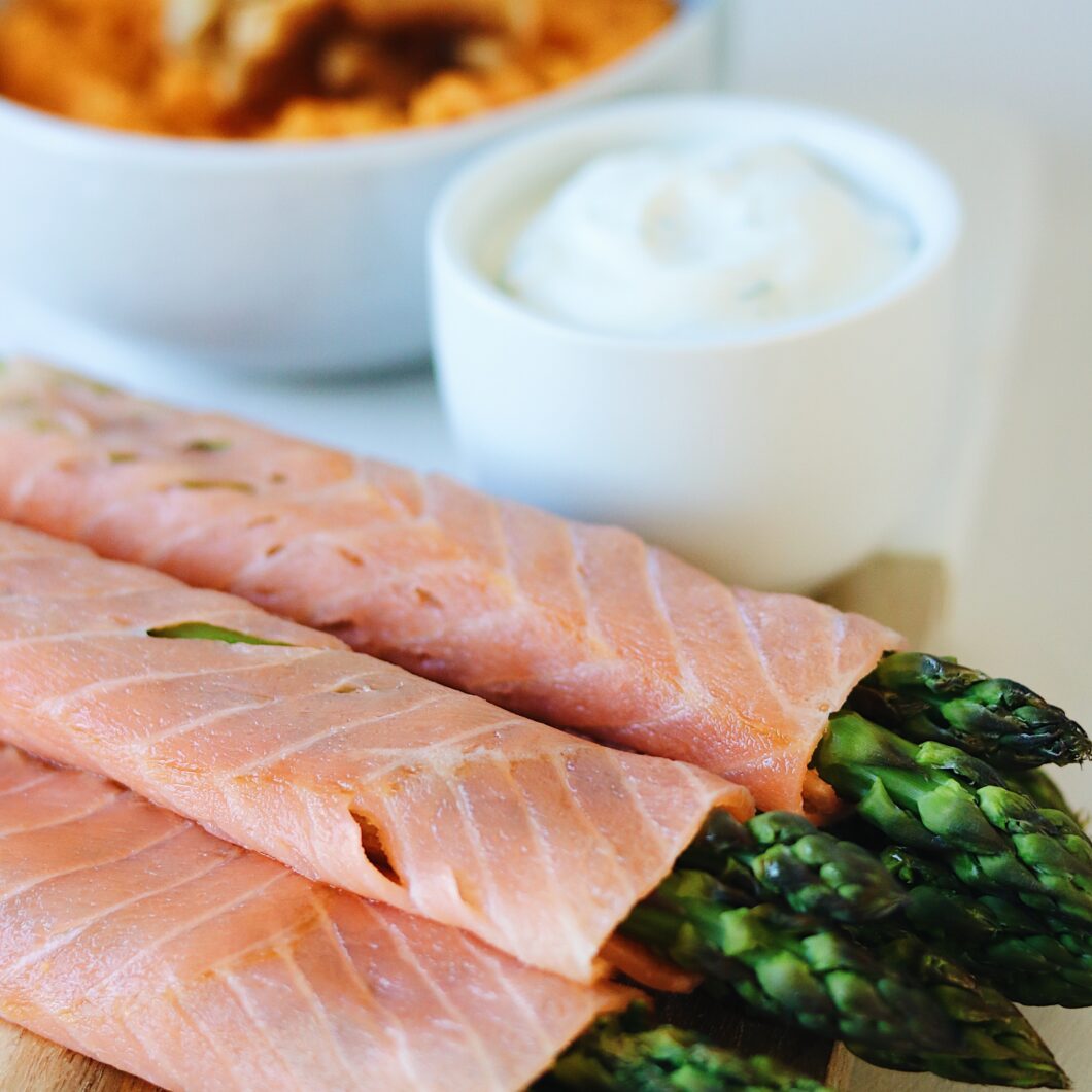 Groene asperges in zalmjasje met puree