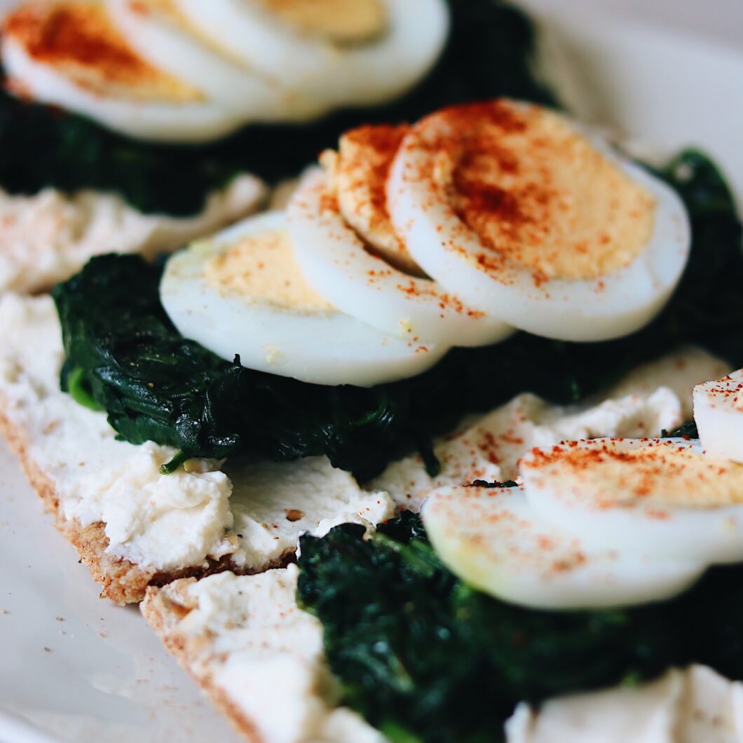 Crackers met ei en spinazie
