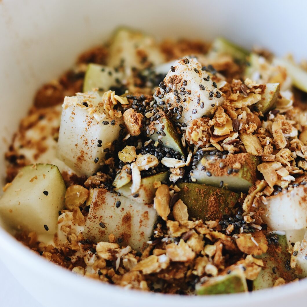 Peer-kaneel yoghurt bowl