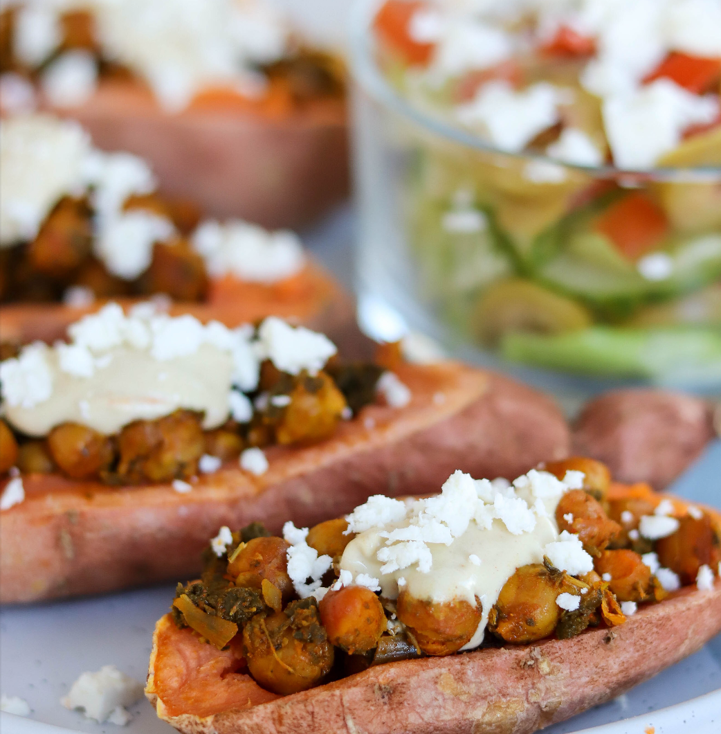 Gevulde zoete aardappel met tahini en feta