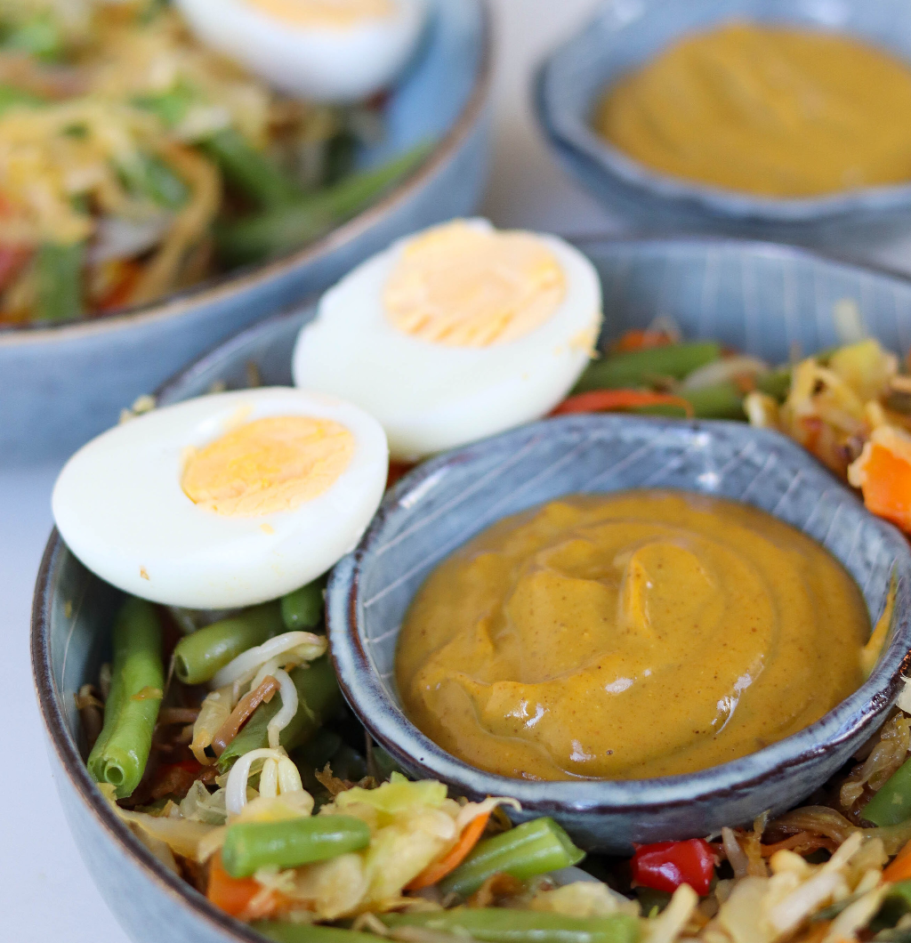 Gado gado met pindasaus en ei