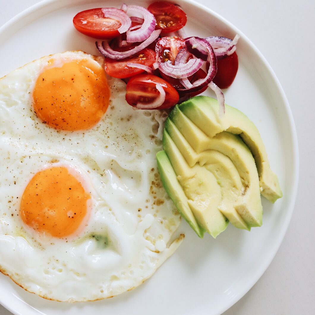 Gebakken eieren met tomatensalade