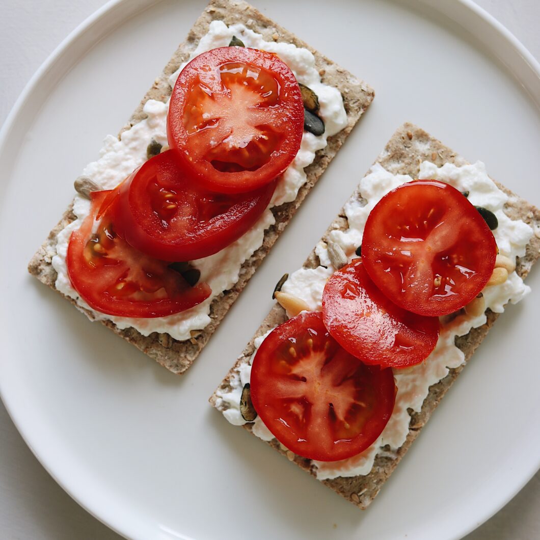 Crackers met hüttenkäse en tomaat