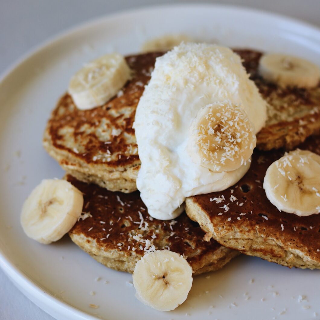 Amerikaanse haverpannenkoeken met banaan