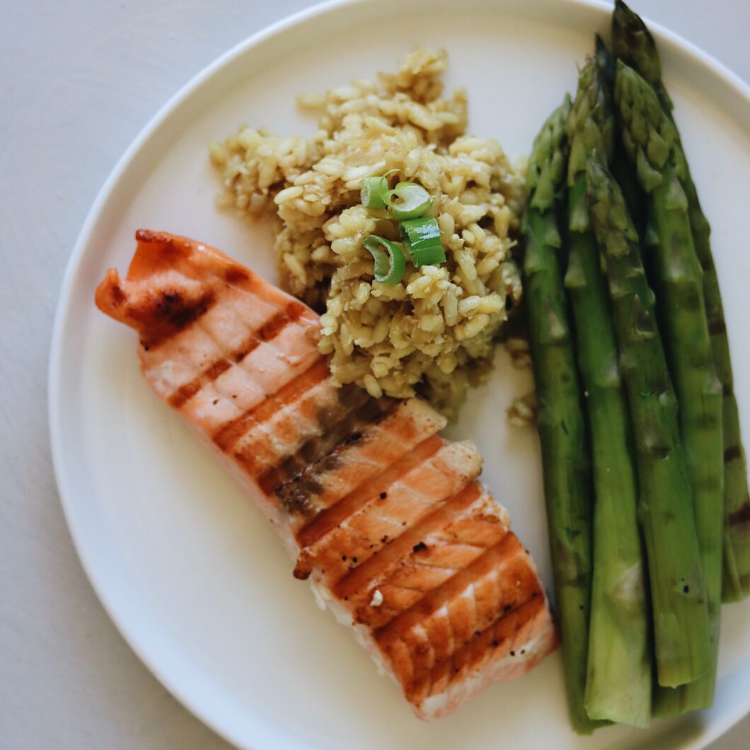 Risotto met gegrilde zalm en groene asperges