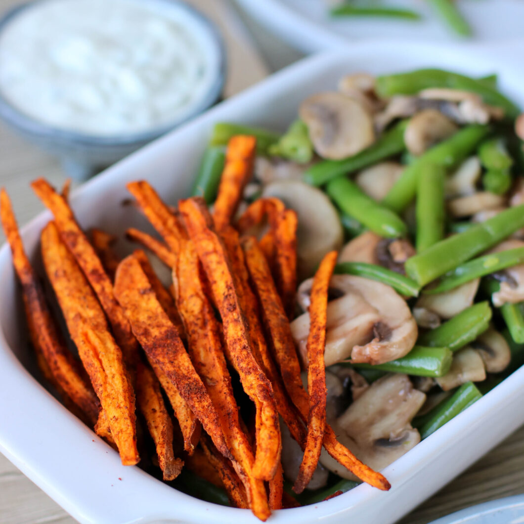 Patat van zoete aardappel en groente met tzatziki
