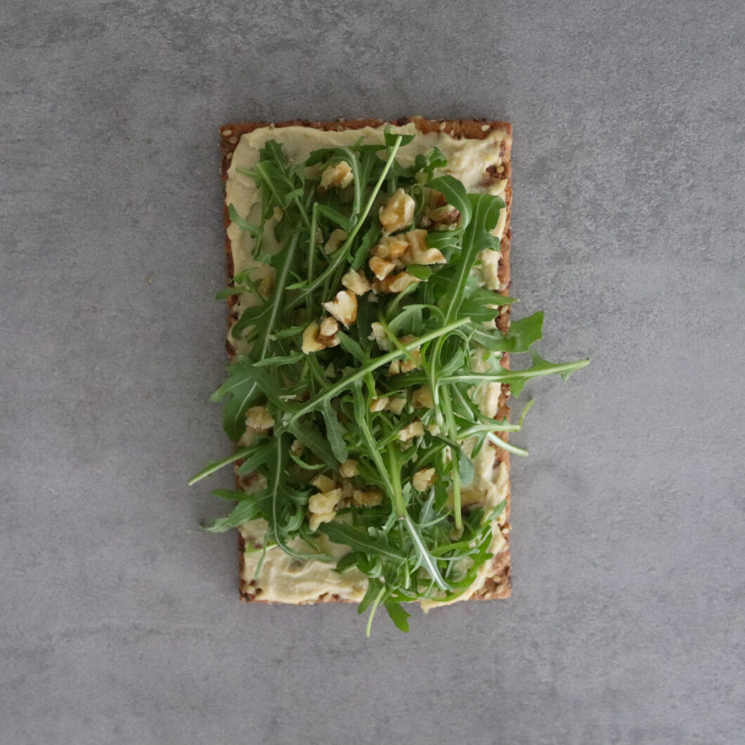 Crackers met (zelfgemaakte) hummus en walnoten