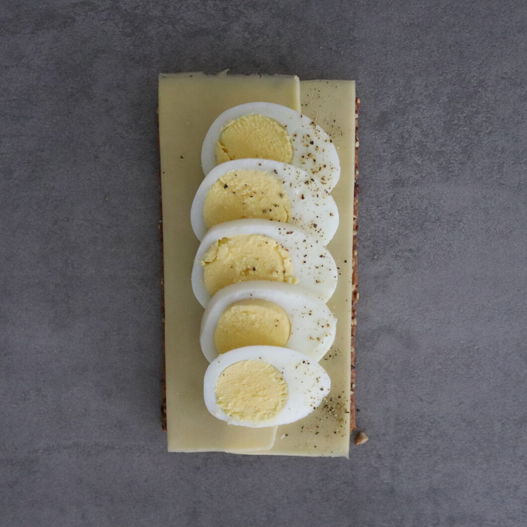 Crackers met ei en kaas