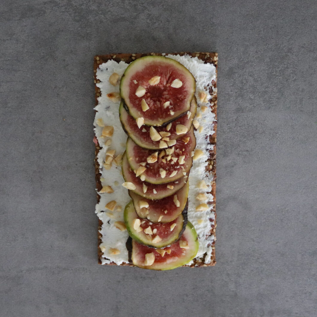 Crackers met ricotta, vijgen en hazelnoten