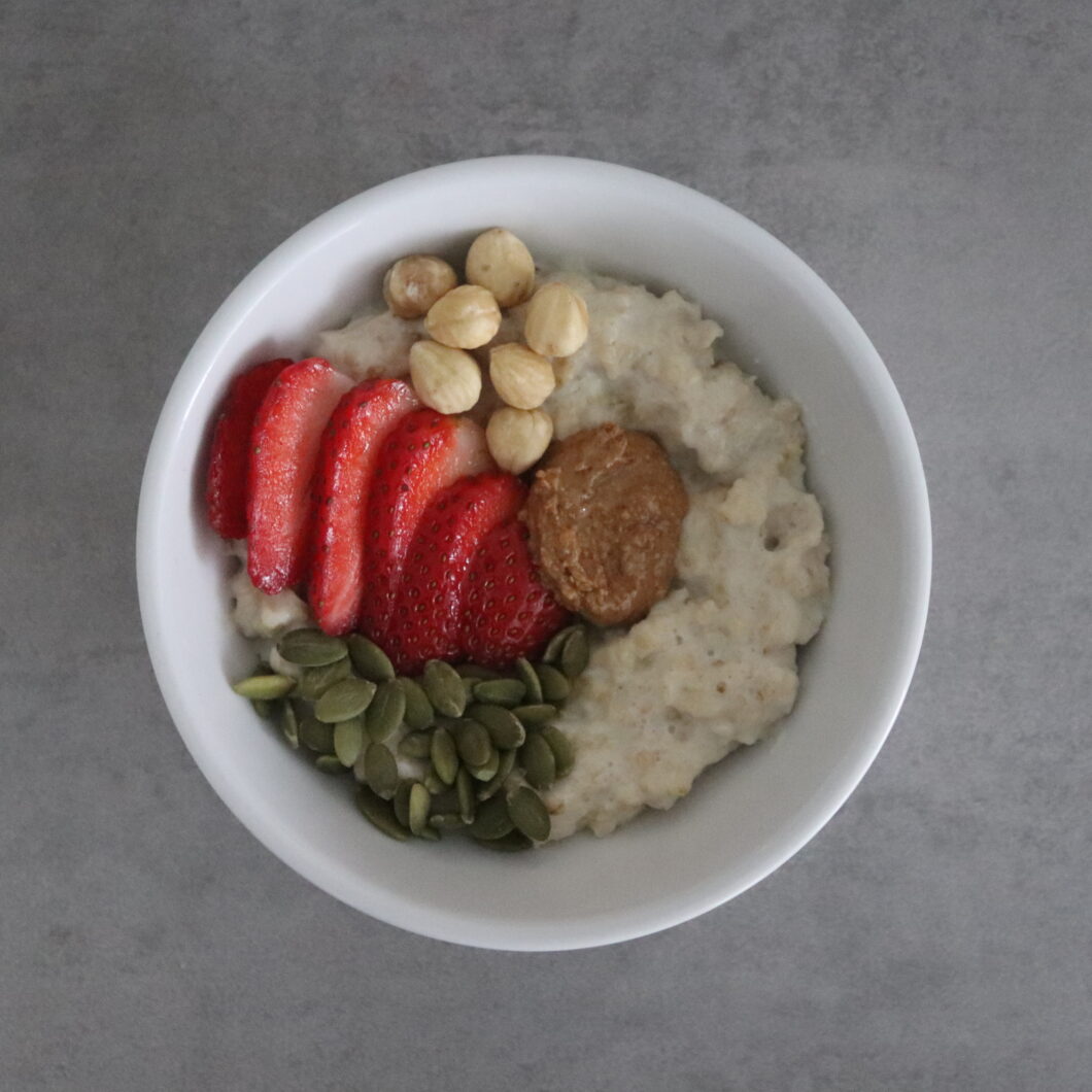 Havermout met aardbeien en pindakaas