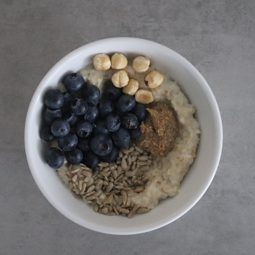 Havermout met blauwe bessen en hazelnoten