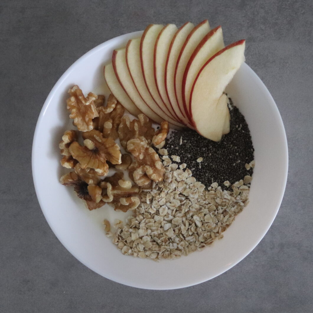 Volle kwark met appel, havermout en ongezouten walnoten