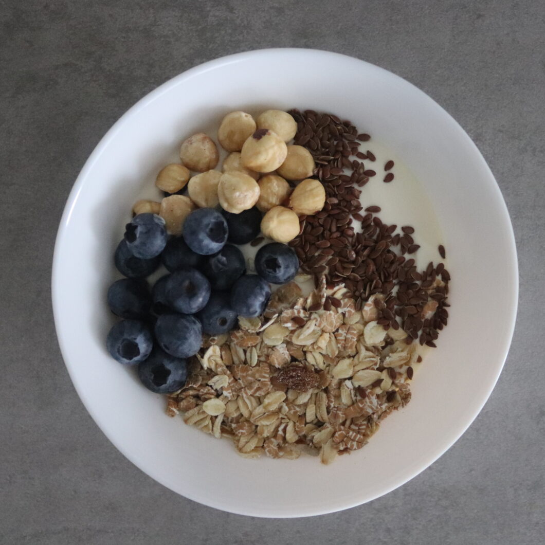 Volle kwark met blauwe bessen en muesli