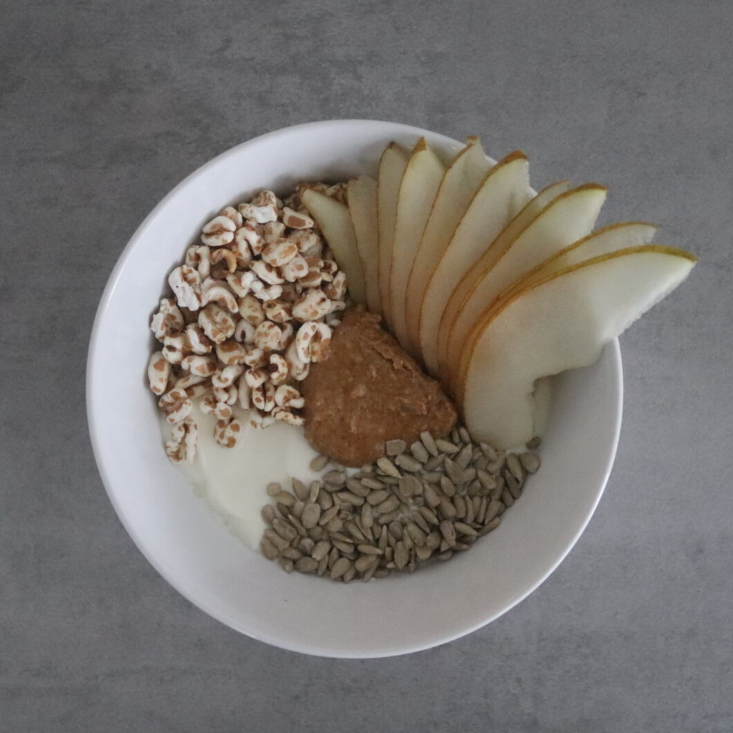 Volle kwark met peer en gepofte spelt