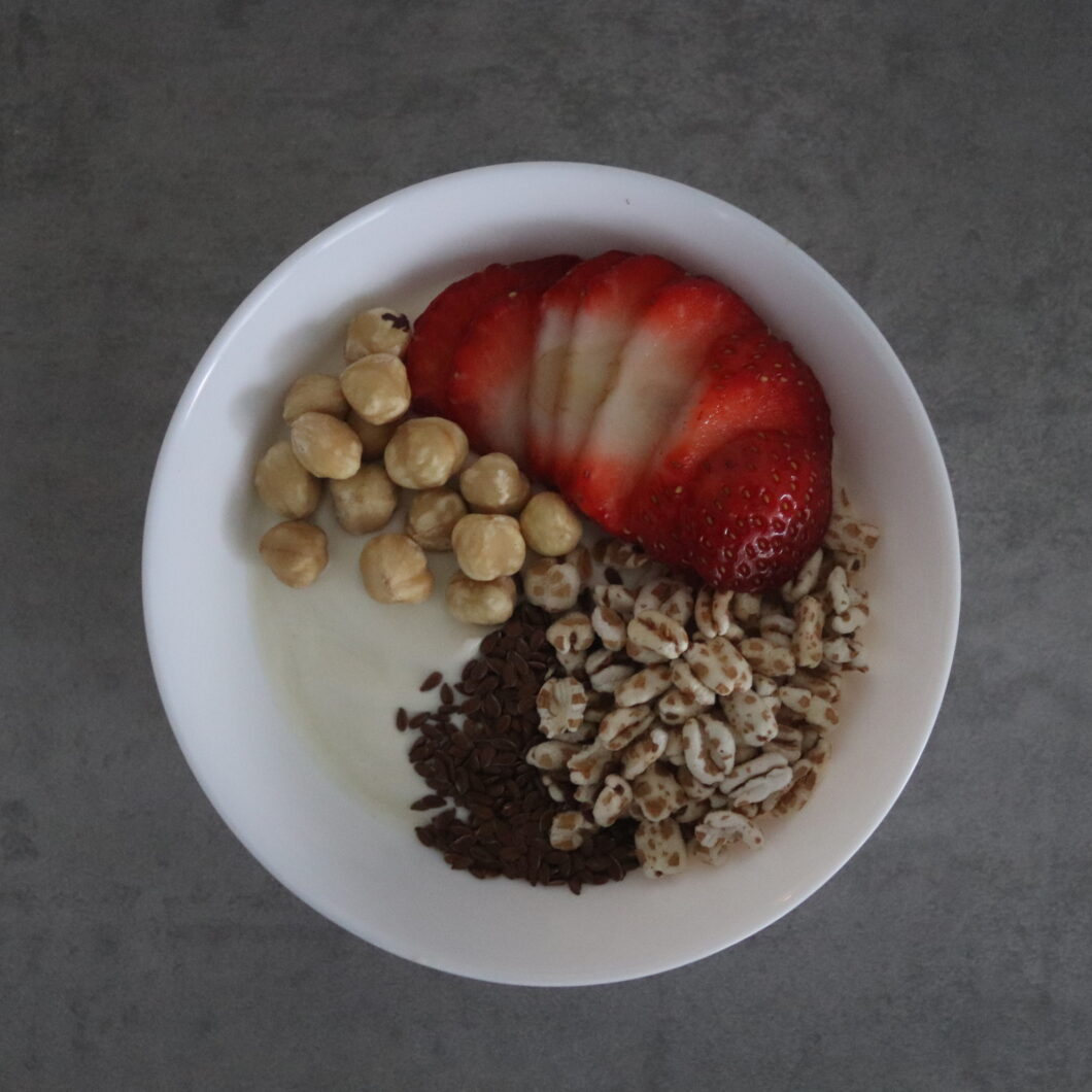 Griekse yoghurt met aardbeien, gepofte spelt en hazelnoten
