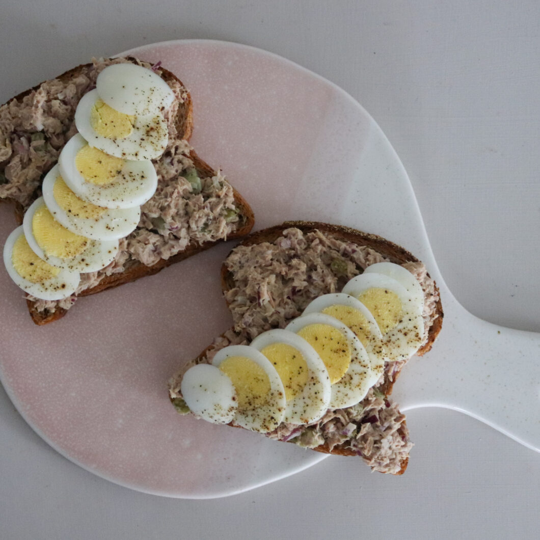Boterhammen met zelfgemaakte tonijnsalade