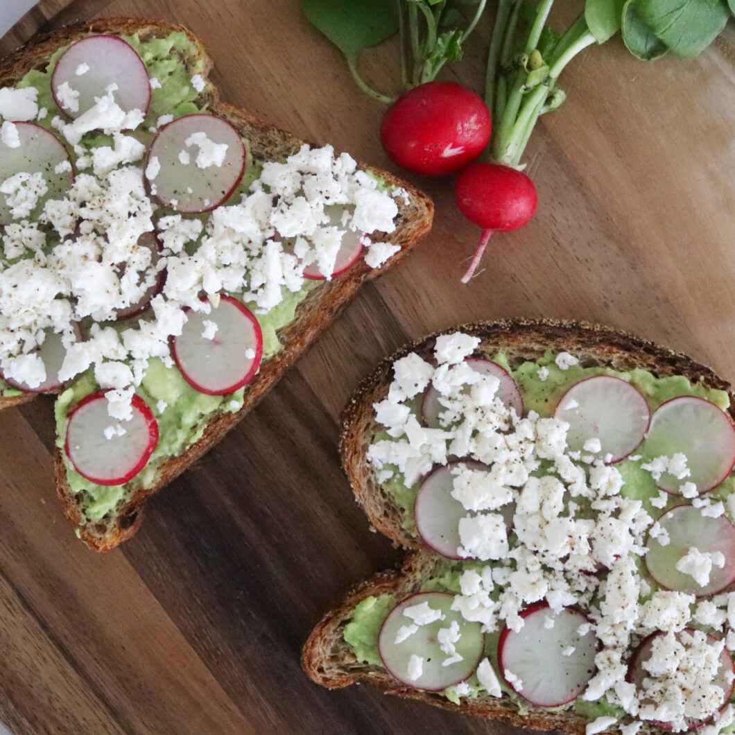 Boterhammen met avocado en feta