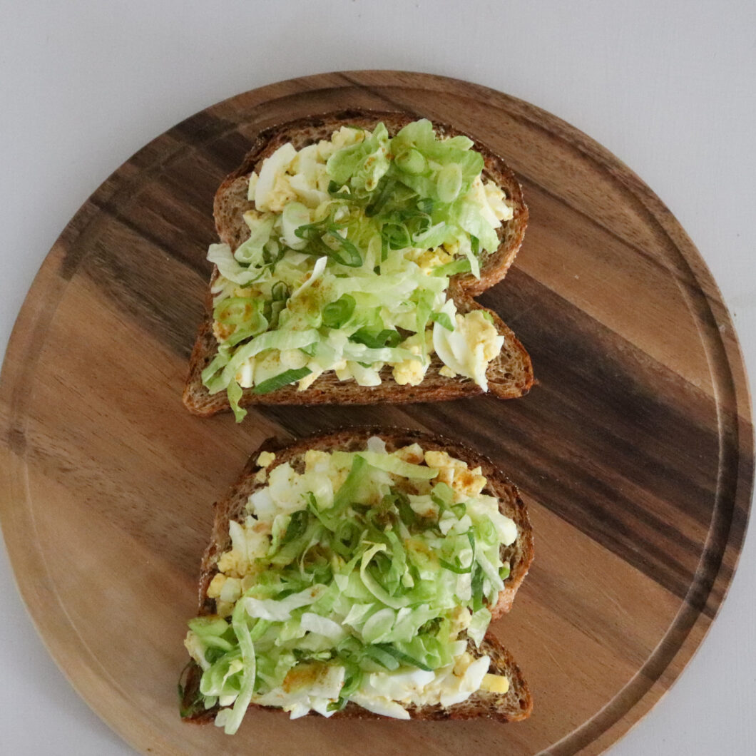 Boterhammen met eiersalade met ijsbergsla