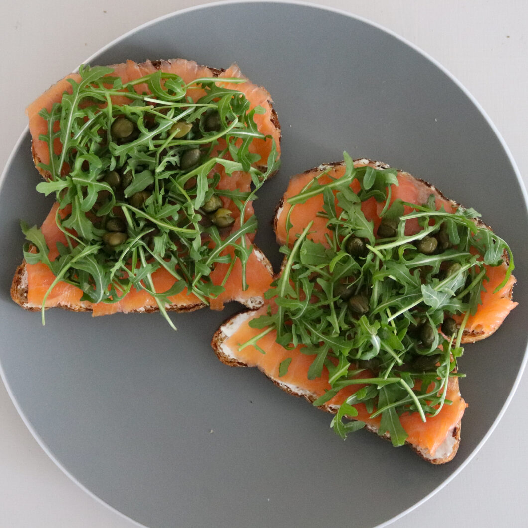 Boterhammen met zuivelspread en gerookte zalm