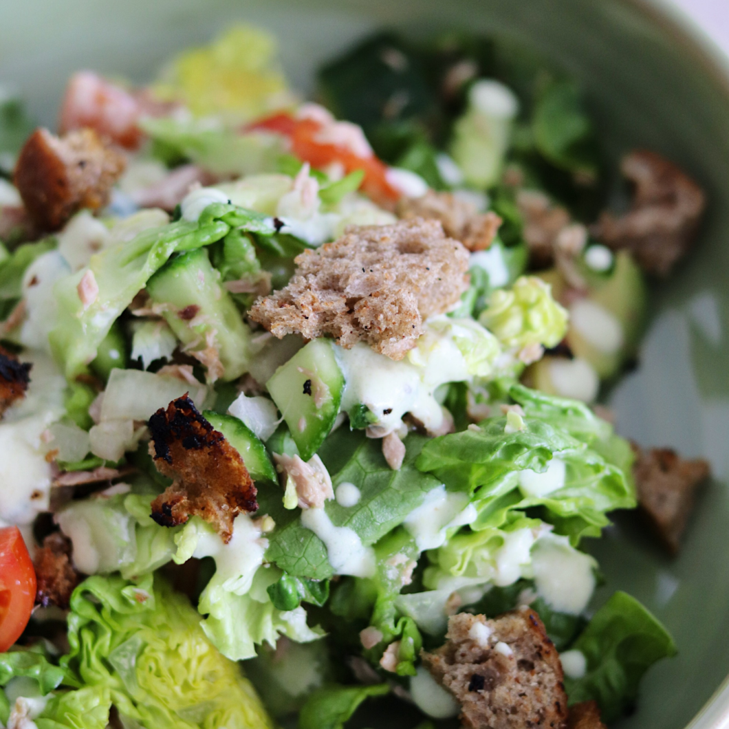Caesersalade met tonijn en croutons