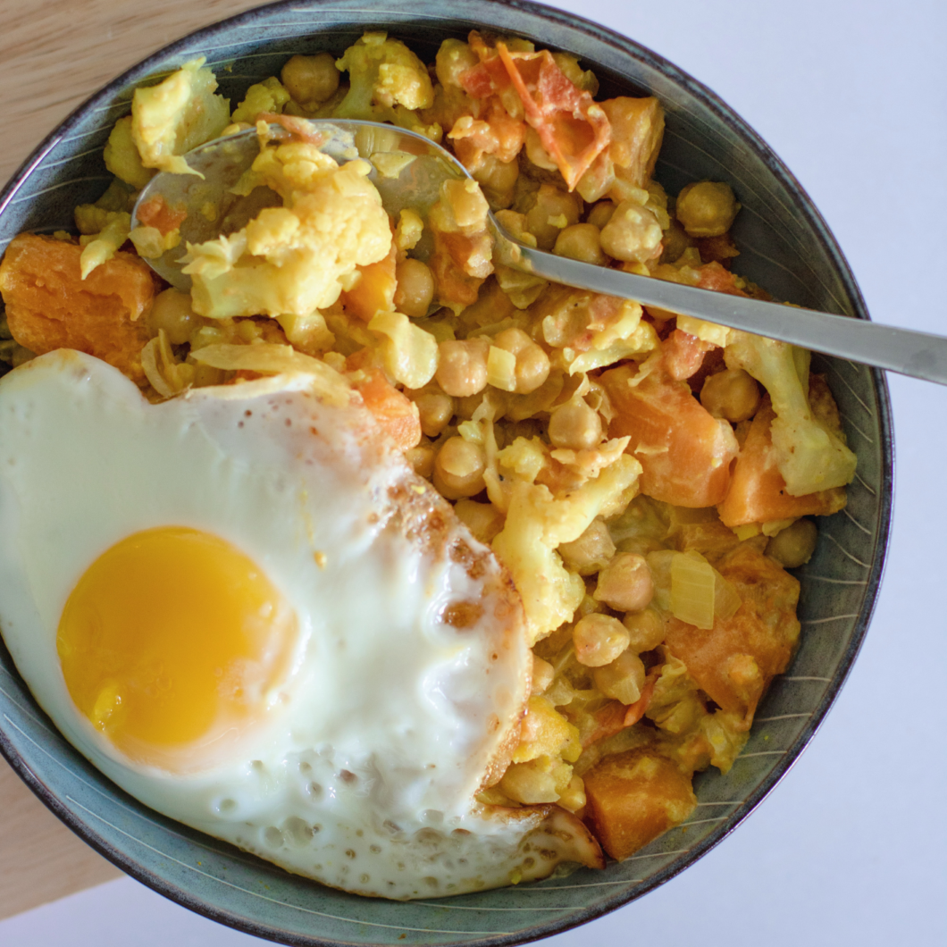 Groentecurry met cashewnoten en ei