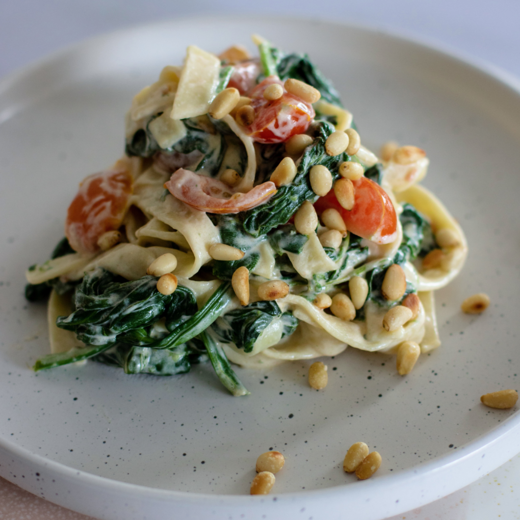 Pasta met romige spinaziesaus en cherrytomaten