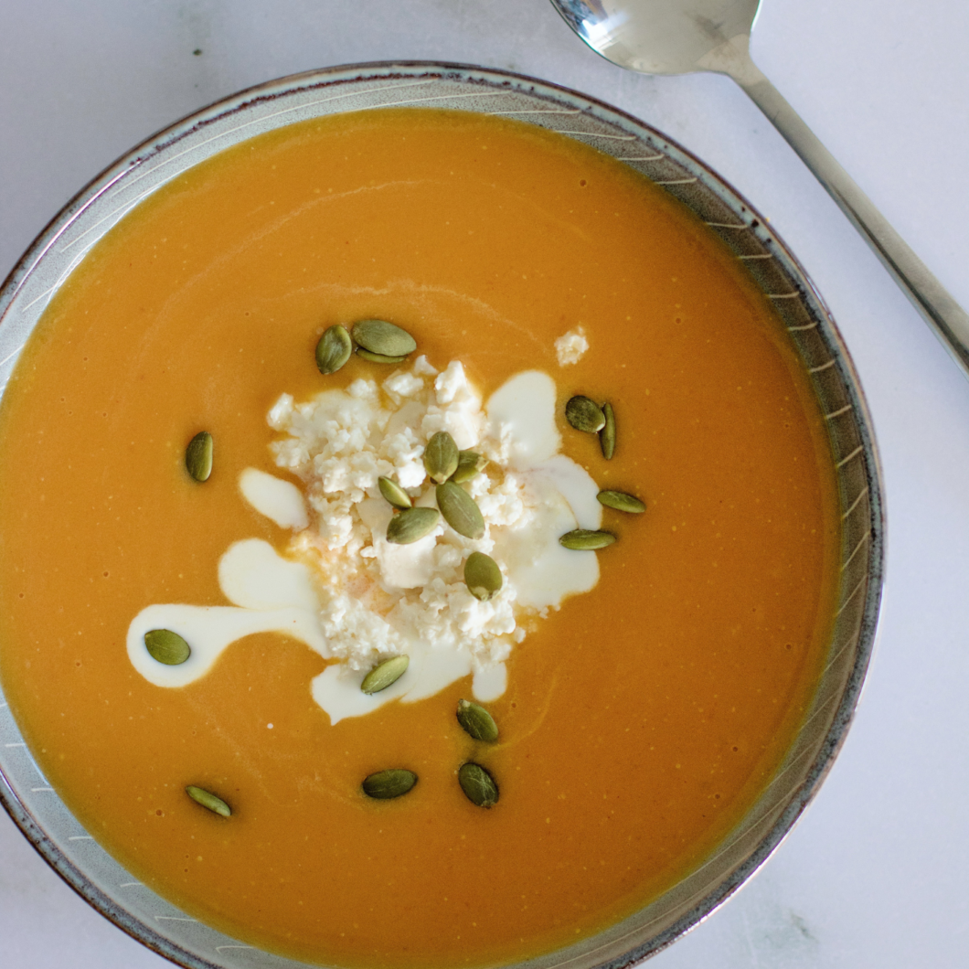Pompoensoep met pompoenpitten en feta